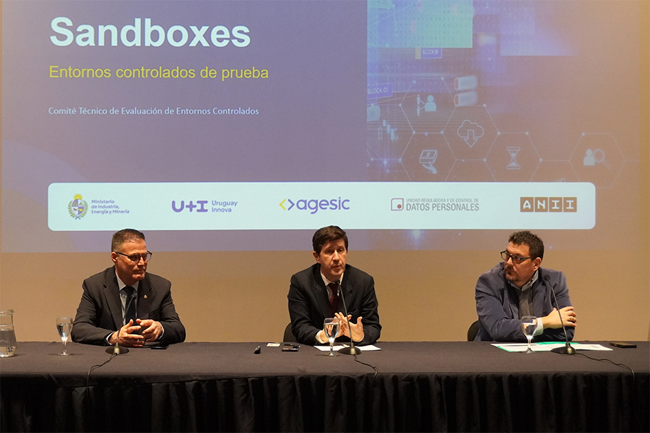  Pablo Siris del MIEM; Gonzalo Sosa de la URCDP; y Mauricio Rinaldi de ANII exponiendo