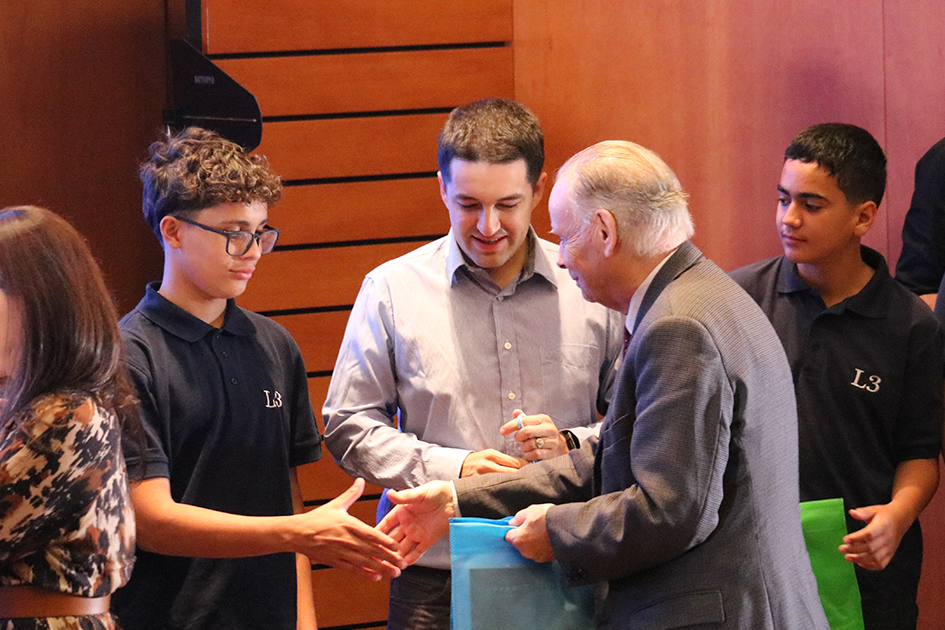 Felipe Rotondo, miembro del Consejo Ejecutivo de la URCDP entregando premio a estudiantes