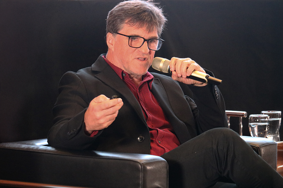 Gustavo Betarte, profesor titular grado 5 del ICUR exponiendo en su panel