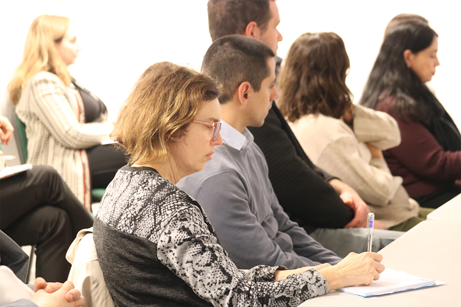 Personas tomando nota de la charla