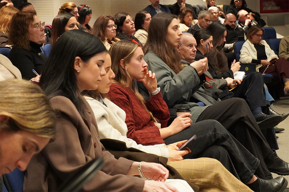 Personas en sala escuchando con atención