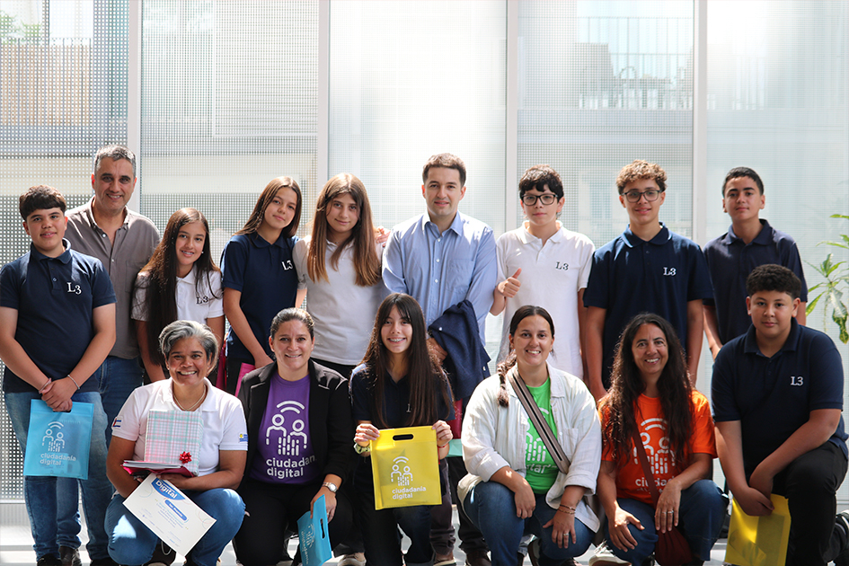 Estudiantes y docentes de 7º del Liceo N°3 de Artigas de pie para la foto oficial