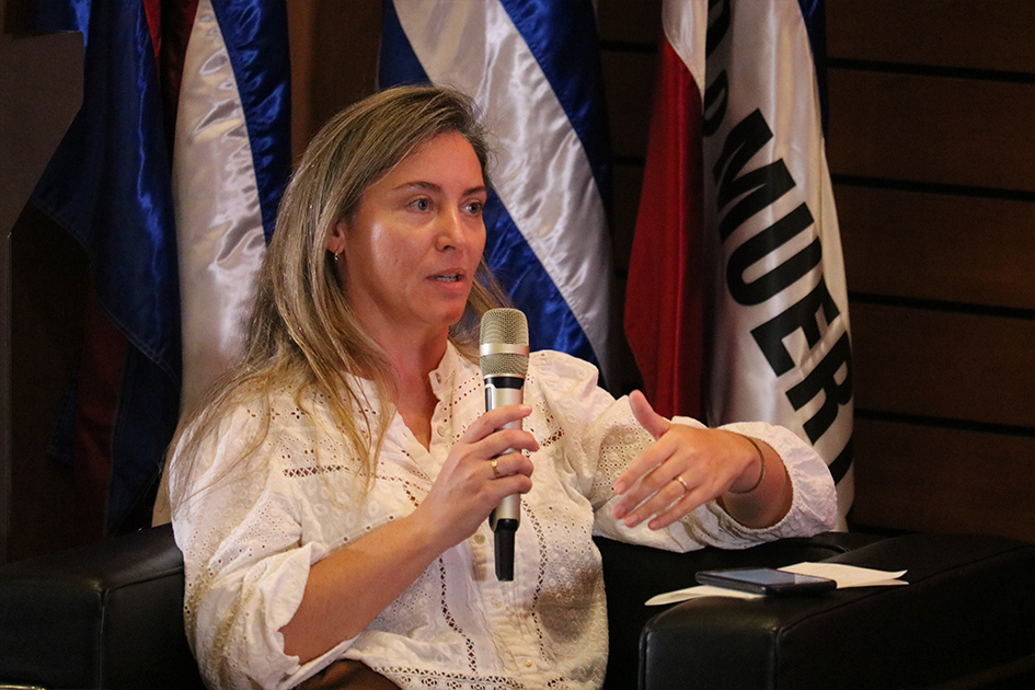 Sofía Milsev, delegada de protección de datos en empresas del sector Privado exponiendo