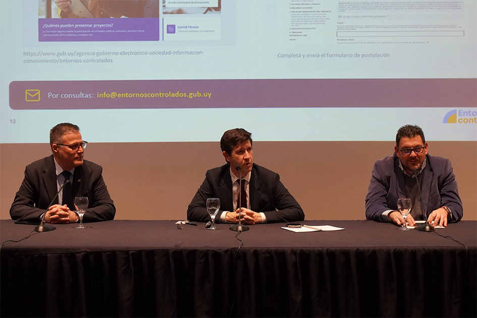  Pablo Siris del MIEM; Gonzalo Sosa de la URCDP; y Mauricio Rinaldi de ANII durante el panel