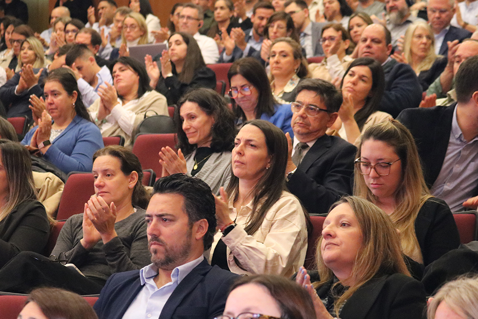 Personas en sala mirando la pantalla