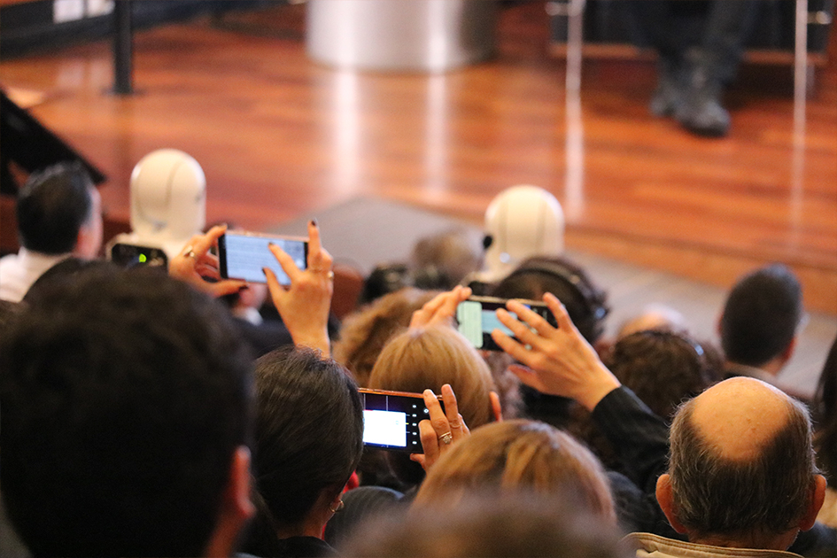 Personas sacando foto en sala