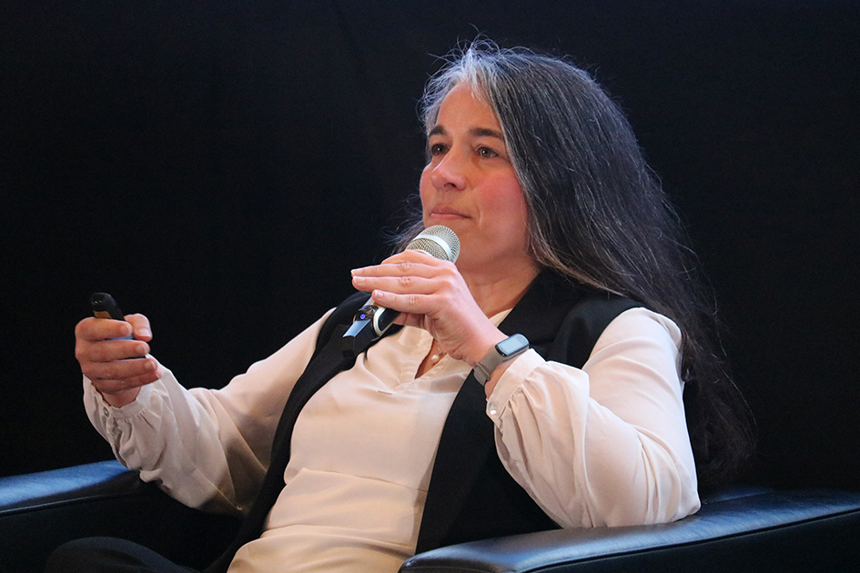 Angie Lecot, gerenta de la División Datos e Inteligencia Artificial de Agesic exponiendo en el panel