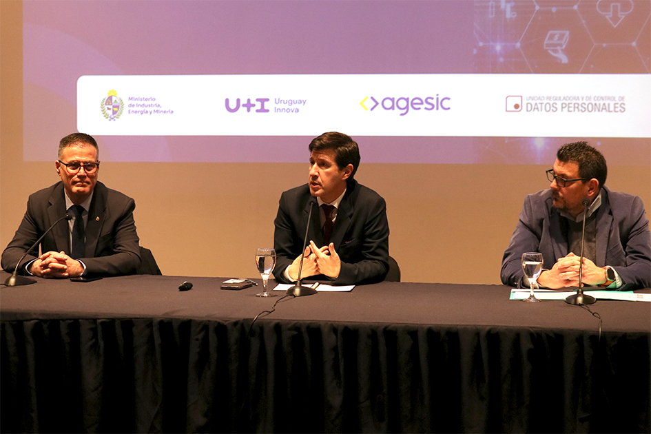  Pablo Siris del MIEM; Gonzalo Sosa de la URCDP; y Mauricio Rinaldi de ANII exponiendo el tema