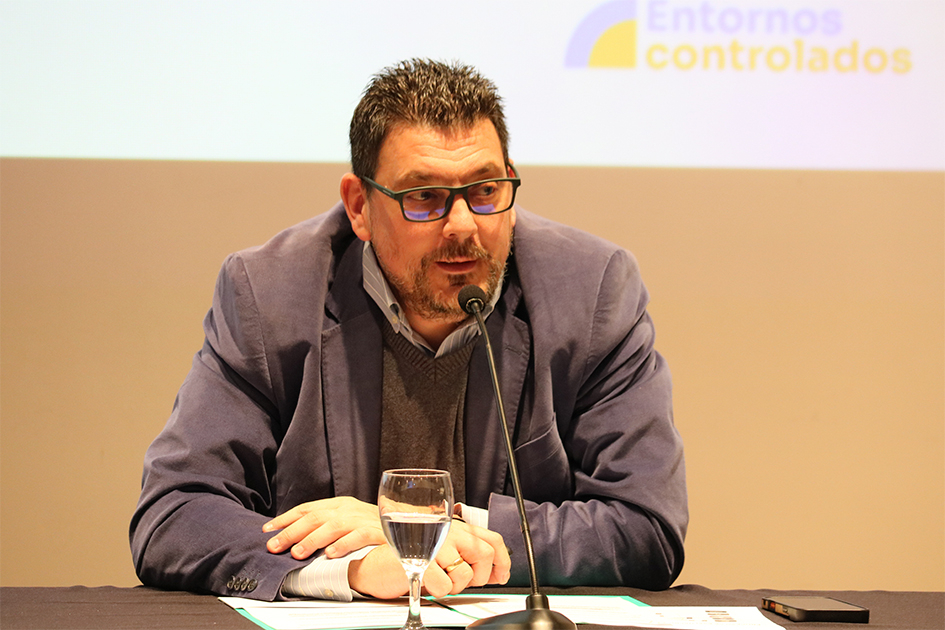 Mauricio Rinaldi, gerente de la Unidad de Tecnologías de la Información de ANII explicando el tema