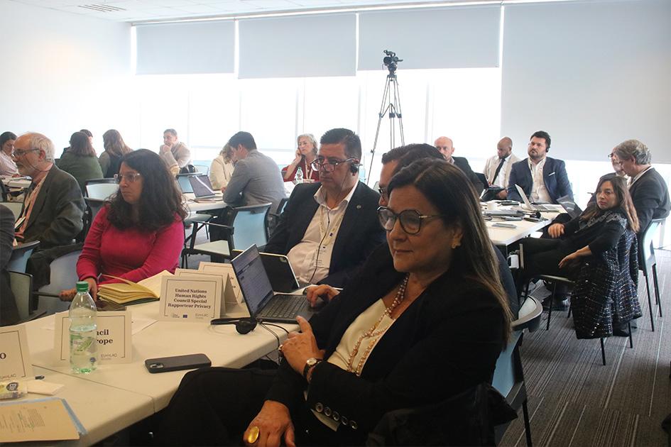 Autoridades en el Diálogo Político de Alto Nivel de la Alianza Digital UE-LAC Personas en las mesas de el Diálogo Político de Alto Nivel de la Alianza Digital UE-LAC
