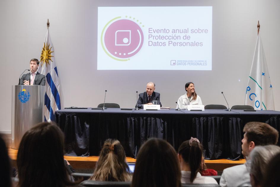 Gonzalos Sosa, Felipe Rotondo y Virginia Pardo. Gonzalo Sosa, Felipe Rotondo y Virginia Pardo brindando palabras de apertura en el evento anual
