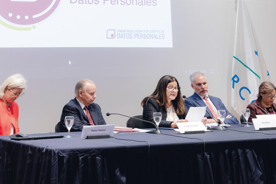 Protección de Datos Personales 2024 Autoridades participando en un panel de la URCDP