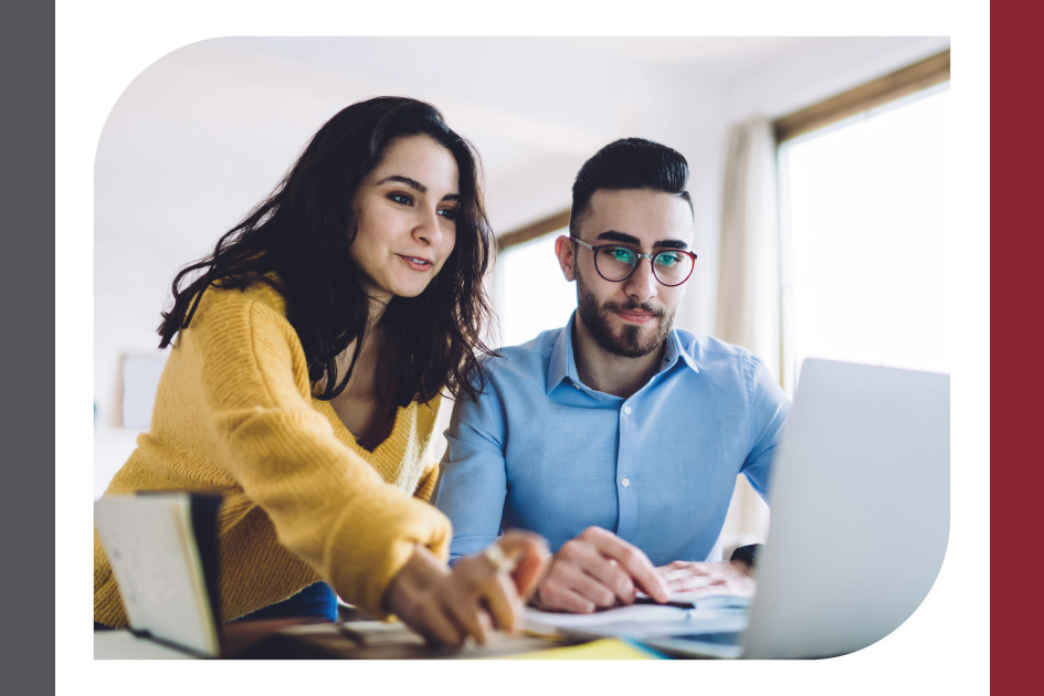 Curso virtual sobre el derecho a la protección de datos personales Dos personas mirando una computadora