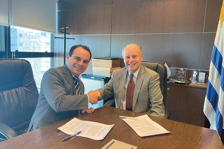 Ecuador y Uruguay fortalecen lazos para la protección de datos personales Autoridades de URCDP firmando el convenio