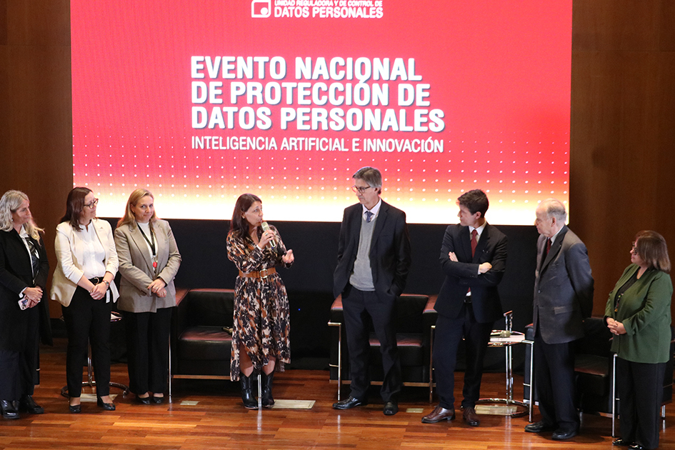 Autoridades en el panel de cierre