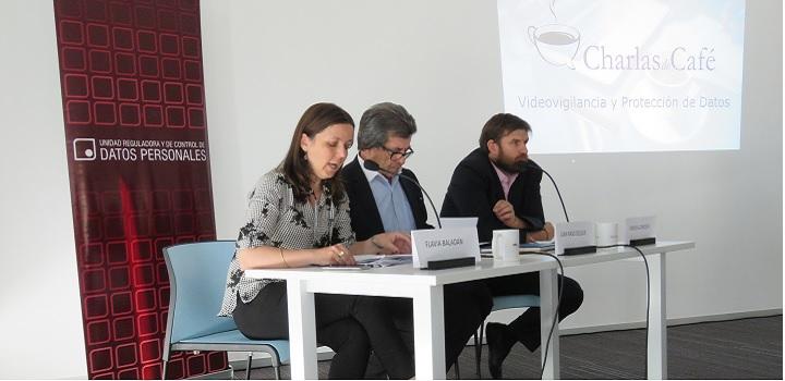 Autoridades presentes en la mesa del ciclo Charlas de Café. Autoridades presentes en la mesa del ciclo Charlas de Café.
