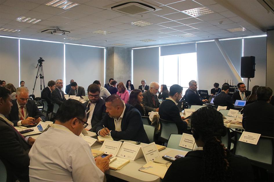 Autoridades en el Diálogo Político de Alto Nivel de la Alianza Digital UE-LAC Personas en las mesas de el Diálogo Político de Alto Nivel de la Alianza Digital UE-LAC