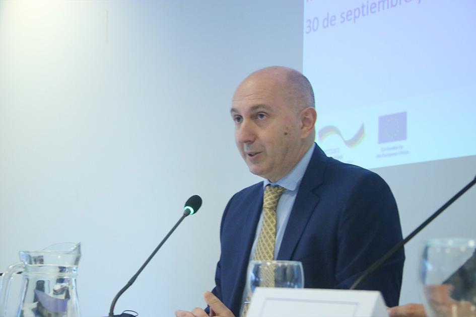 Paolo Berizzi embajador de la Unión Europea en Uruguay Paolo Berizzi embajador de la Unión Europea en Uruguay exponiendo en el panel de cierre