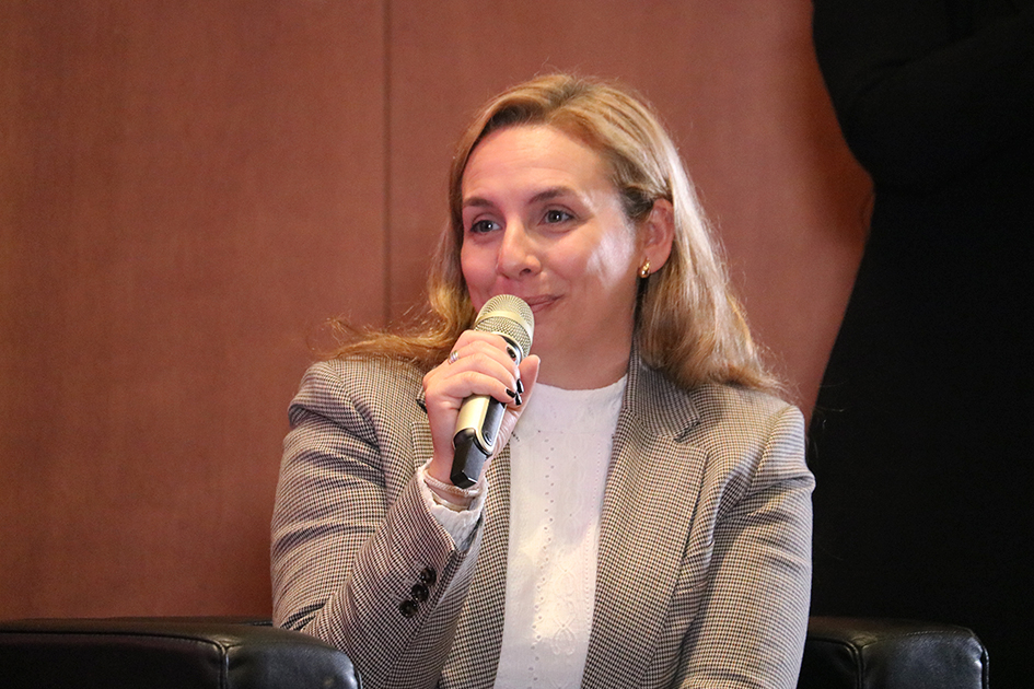 Lylian Massarino, asesora de la URCDP moderando un panel