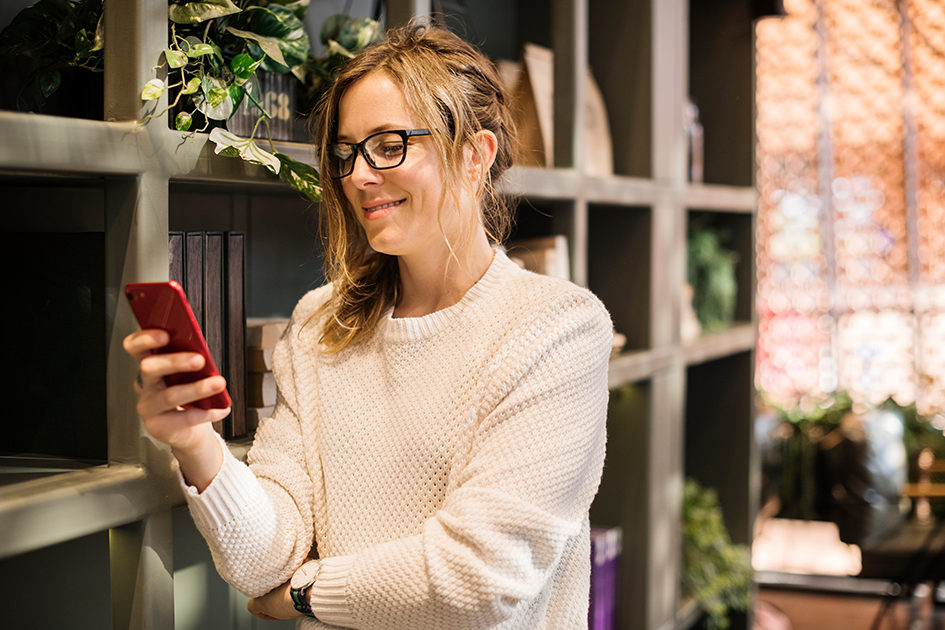 Vías de comunicación disponibles Persona utilizando un teléfono celular