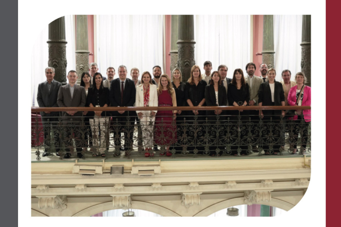 Autoridades de pie para la foto.