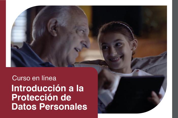 Personas mirando una computadora. Curso en línea: Introducción a la Protección de Datos Personales.