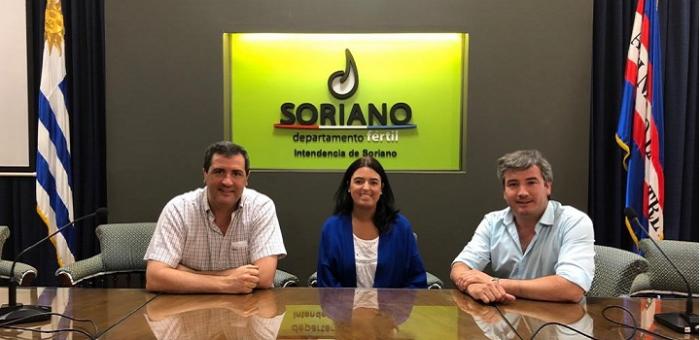 Integrantes de URCDP con autoridades de la Intendencia de Soriano.