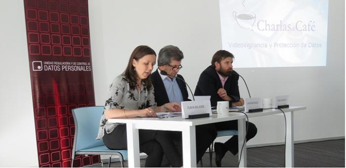 Autoridades presentes en la mesa del ciclo Charlas de Café.