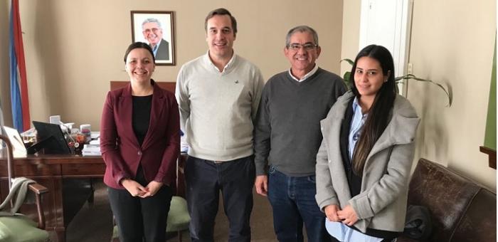 Integrantes de URCDP con autoridades de la Intendencia de Flores.