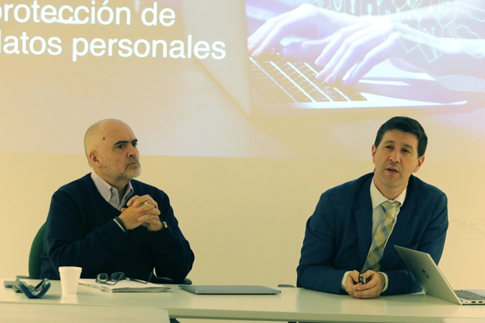 Eduardo Bertoni y Gonzalo Sosa Eduardo Bertoni y Gonzalo Sosa, brindando la charla