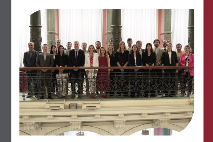 Autoridades de pie para la foto.