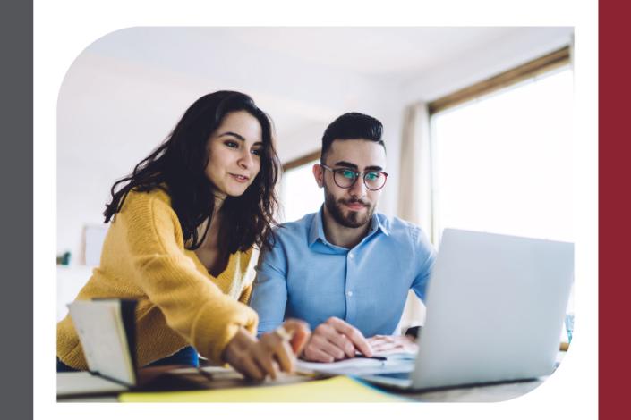 Personas utilizando computadora