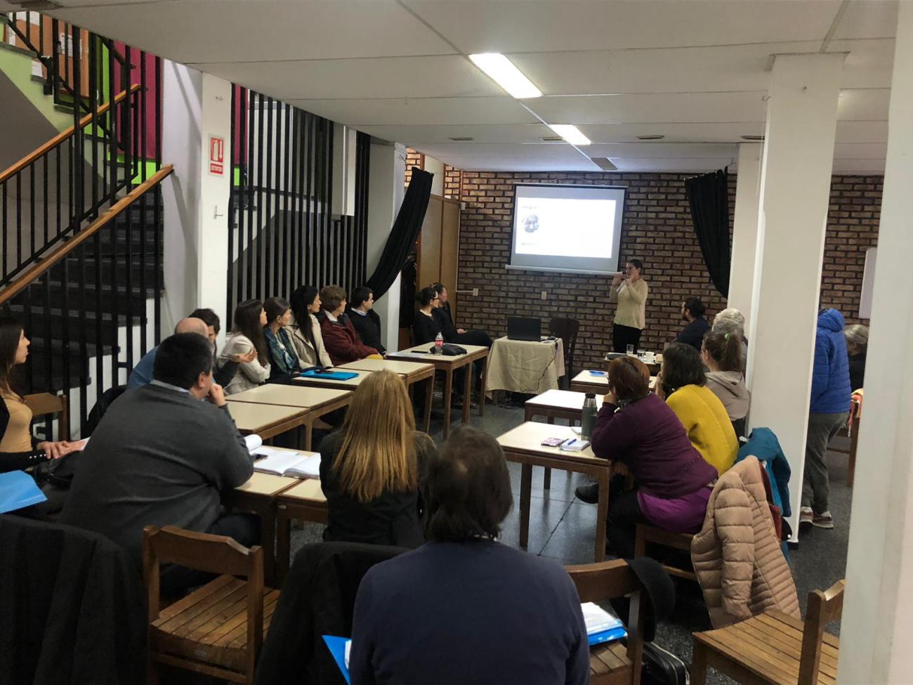 Foto durante la reunión en la Asociación de Sordos del Uruguay (ASUR)