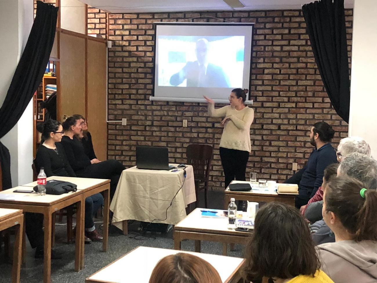 Foto durante la reunión en la Asociación de Sordos del Uruguay (ASUR)