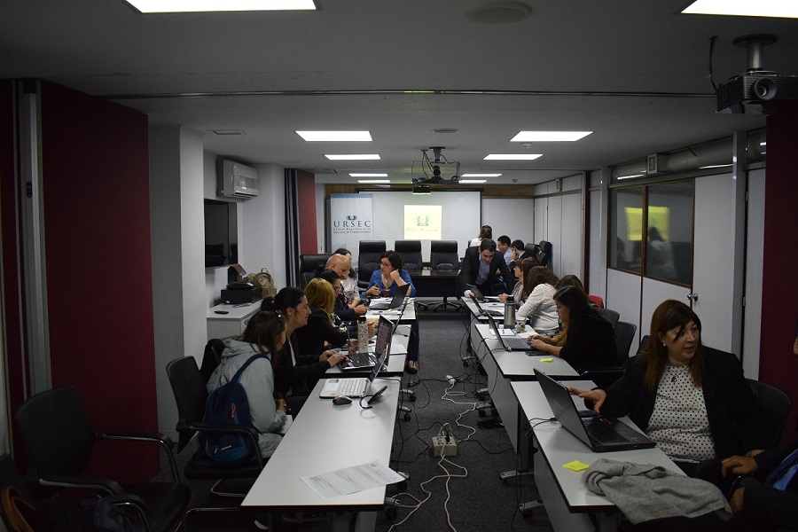 Foto de participantes trabajando
