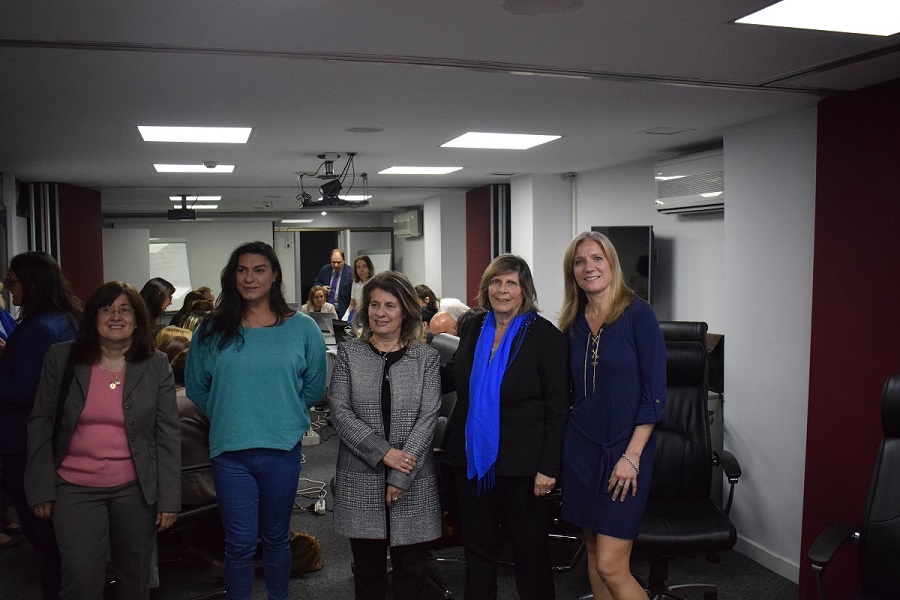 Foto de algunas mujeres destacadas presentes en el acto de apertura e Ing. Silvana Olivera, Directora de URSEC