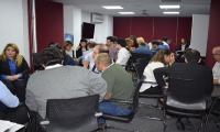 Taller sobre derechos en telecomunicaciones y URSEC foto de funcionarios de URSEC trabajando en grupos durante el taller