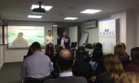 Dra. Mercedes Aramendía exponiendo el tema ante los funcionarios de URSEC Foto de Mercedes Aramendía exponiendo ante los funcionarios de URSEC