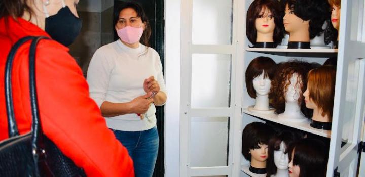 Muestran las pelucas que usan en la Asociación