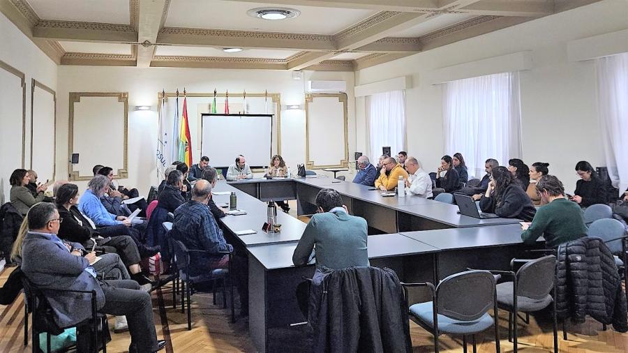 Participantes del evento sentados alrededor de una mesa