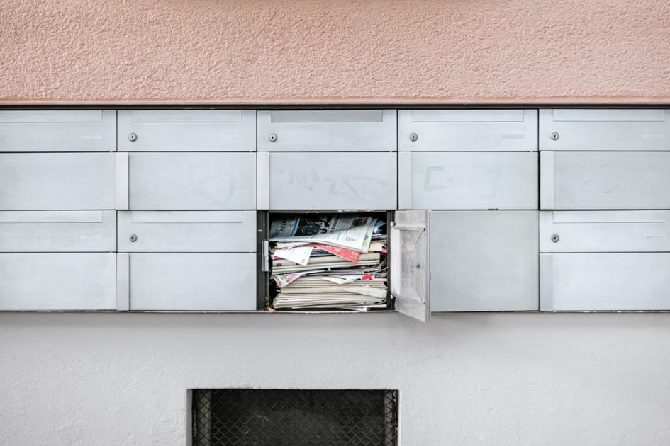 Servicios Postales buzon abierto con correo