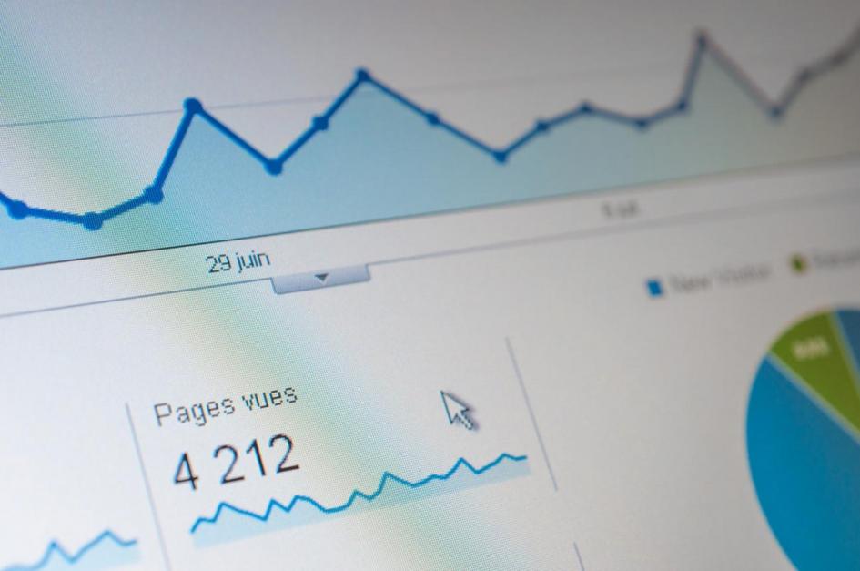 Tasa de Financiamiento gráficas en una pantalla de computadora