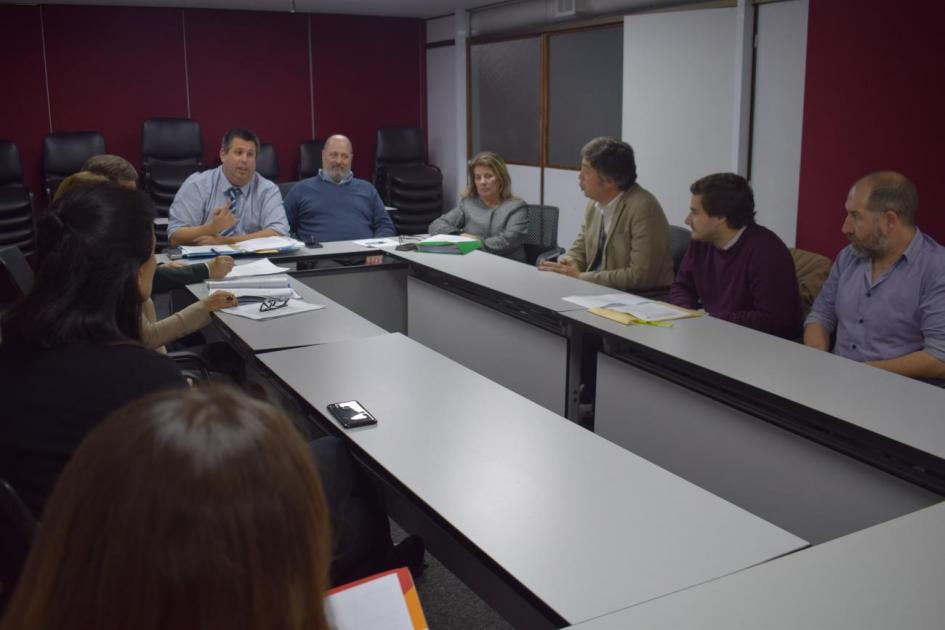 Foto durante la reunión en URSEC junto a los representantes de los canales