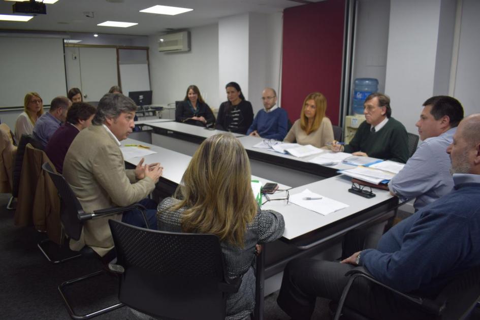Foto durante la reunión en URSEC junto a los representantes de los canales