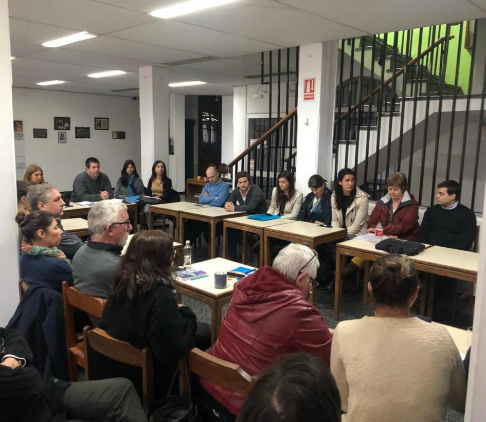 Foto durante la reunión en la Asociación de Sordos del Uruguay (ASUR)