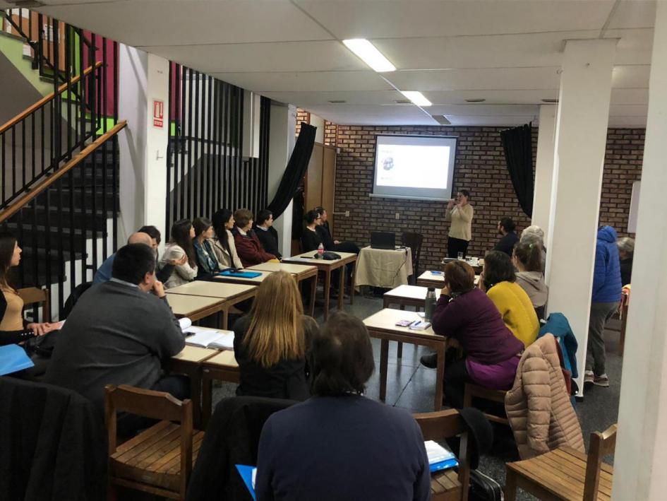 Foto durante la reunión en la Asociación de Sordos del Uruguay (ASUR)