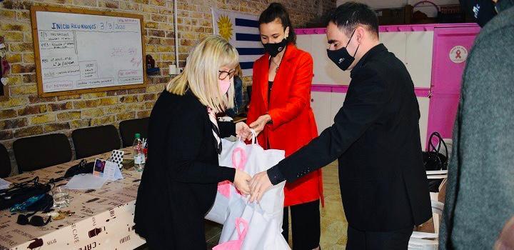Momento de la entrega de pañuelos Momento de la entrega de pañuelos