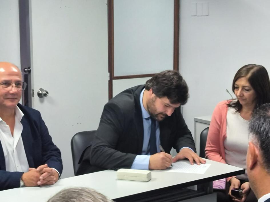 Leandro Claramunt firmando su toma de posesión Leandro Claramunt firmando su toma de posesión