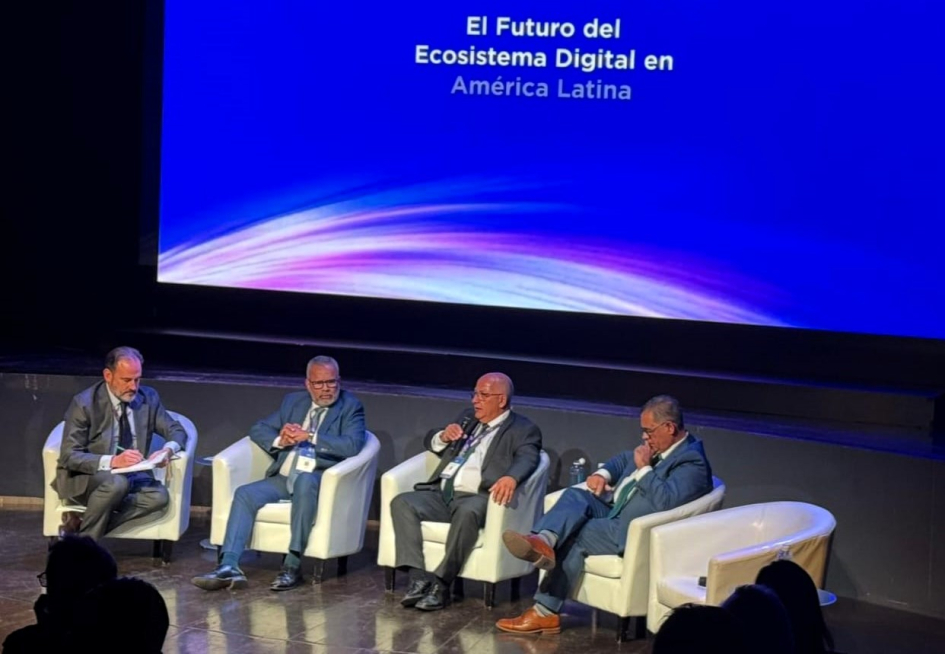 Expositores en Mesa Redonda sobre el Futuro del Ecosistema Digital en América Latina