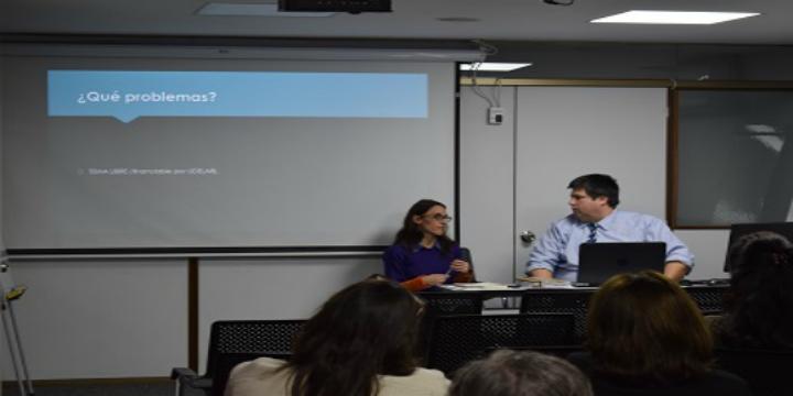 Dr. Cendoya, director de Ursec y Lic. Lucía Simón de UdelaR Foto del director Cendoya y la licenciada Simón dando la charla